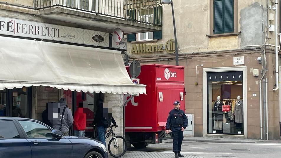 Pontedera, lite in centro tra una coppia e un corriere: urla e offese poi l’arrivo degli agenti