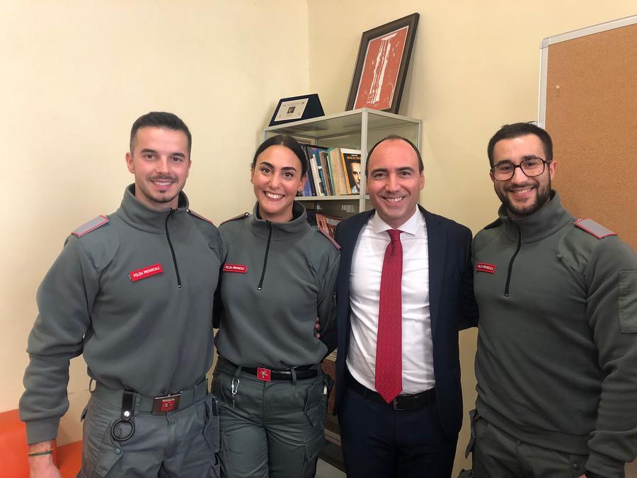 
	Il presidente della Provincia Simone Calamai insieme agli agenti da poco entrati in servizio

