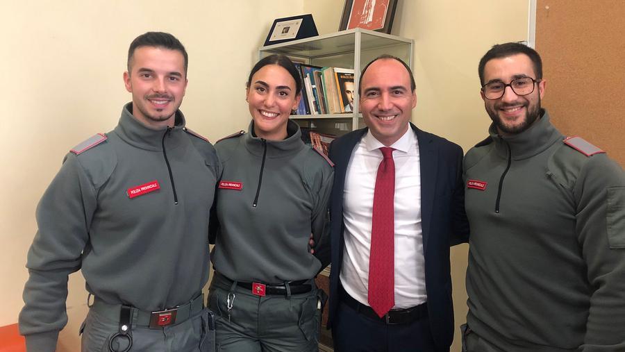Il presidente della Provincia Simone Calamai insieme agli agenti da poco entrati in servizio