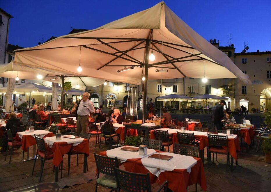 Lucca, per il suolo pubblico arriva lo sconto: tariffa ridotta del 34% in inverno. Prove di pace fra Comune e commercianti