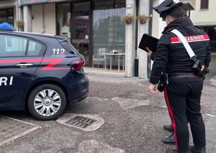 Entra al bar e chiede un farmaco Poi picchia tutti: 20enne nei guai