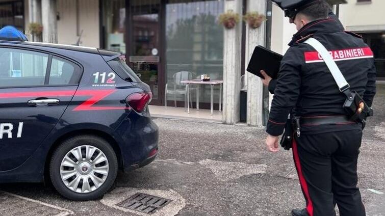 Entra al bar e chiede un farmaco Poi picchia tutti: 20enne nei guai