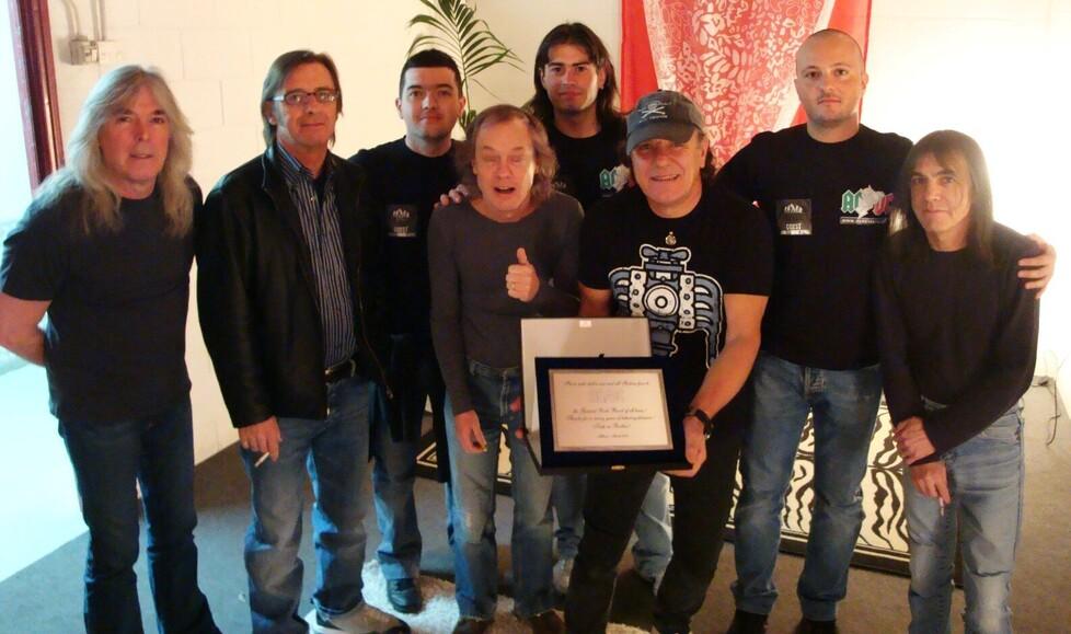Il fan club degli AC/DC pronto per il concerto alla Rcf Arena