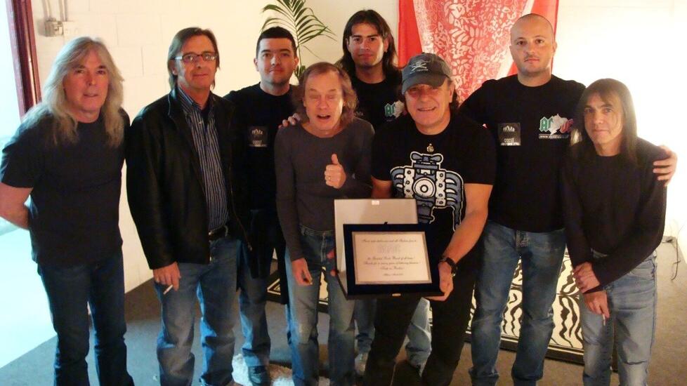 Il fan club degli AC/DC pronto per il concerto alla Rcf Arena