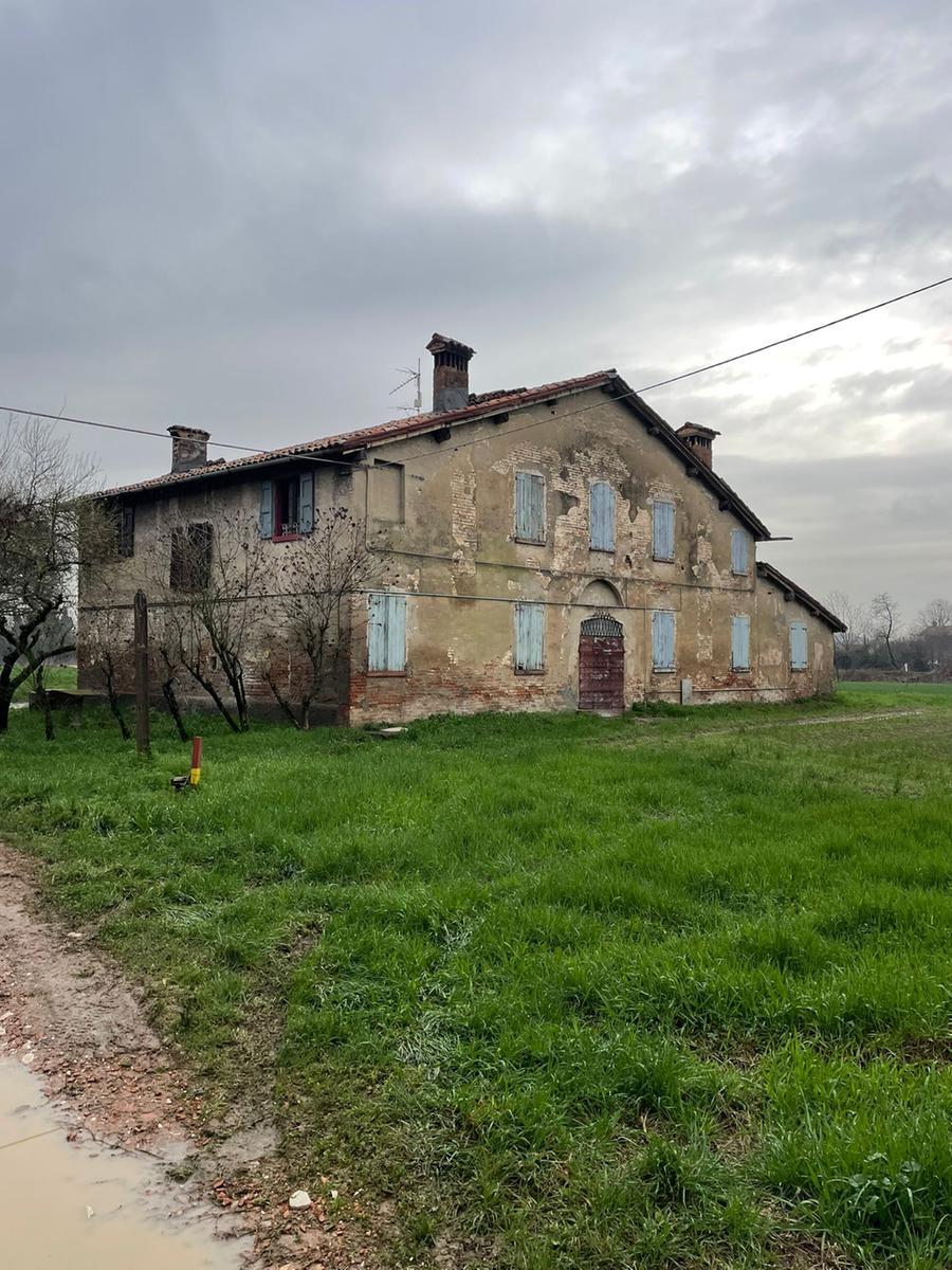 Castelnuovo, intera famiglia intossicata: paura per il padre 51enne