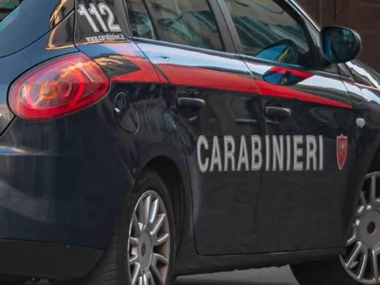 Assalto armato a un portavalori nell’Aretino: autista picchiato e lasciato per strada. Rapinatori in fuga
