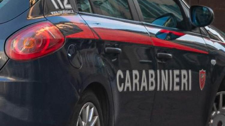 Assalto armato a un portavalori nell’Aretino: autista picchiato e lasciato per strada. Rapinatori in fuga
