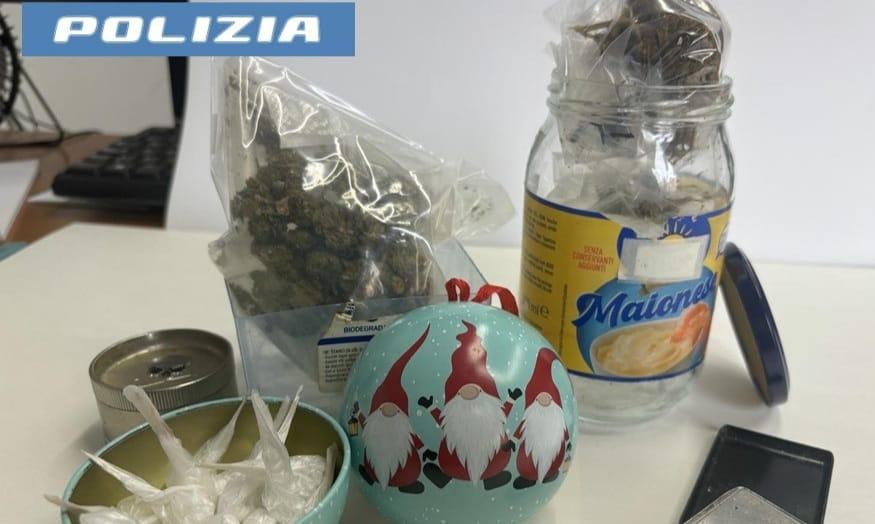 Vende droga in casa a Cagliari: la polizia trova cocaina e 9mila euro in contanti, 35enne arrestato