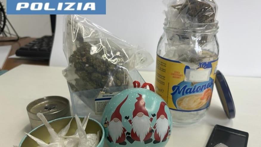 Vende droga in casa a Cagliari: la polizia trova cocaina e 9mila euro in contanti, 35enne arrestato