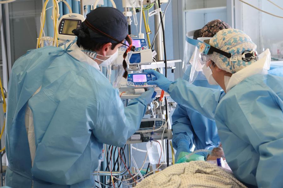 Morti di Covid in Cardiologia a Sassari: al processo il gup chiede che siano precisate le accuse per due dei tre dirigenti