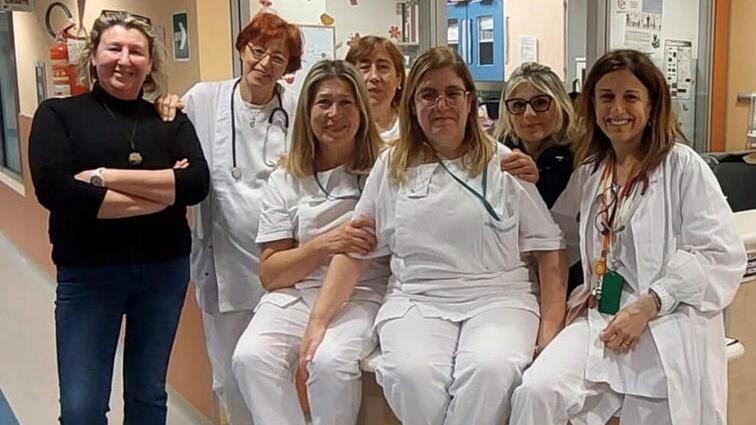 Massa, infermiera di Nido e Ostetricia va in pensione: la festa delle colleghe dopo 42 anni di servizio