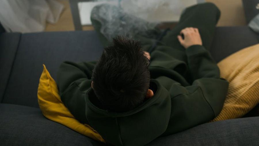 Entra due volte in casa di uno sconosciuto, si siede sul divano e fuma: arrestato