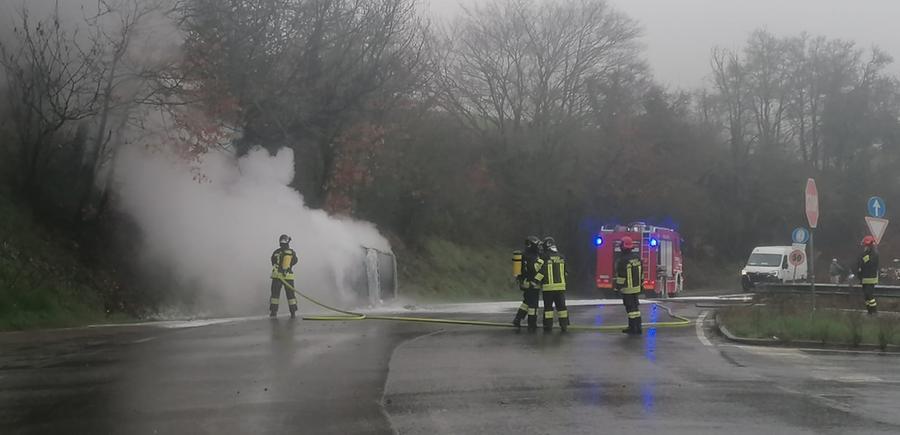 Si getta fuori dall’auto invasa da fumo a Migliara