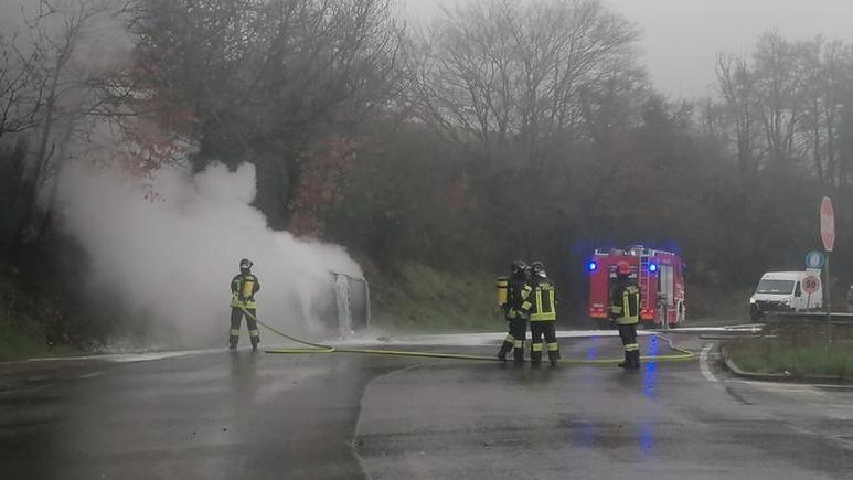 Si getta fuori dall’auto invasa da fumo a Migliara