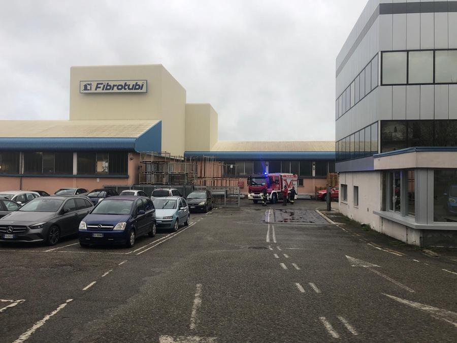 Bagnolo, esplode bidone di colla: cinque operai feriti