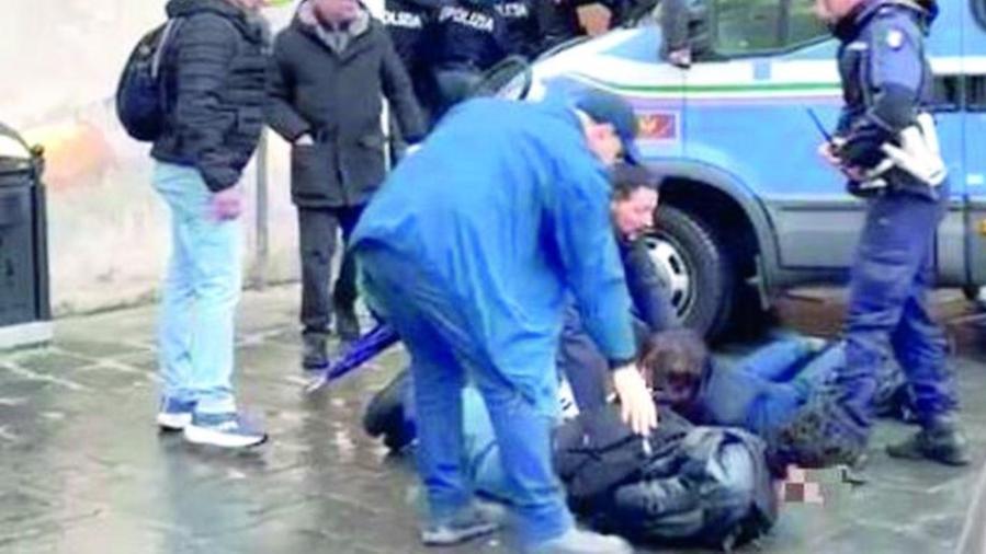 Studenti manganellati a Pisa, il sindacato di polizia: «I figli degli agenti insultati a scuola»