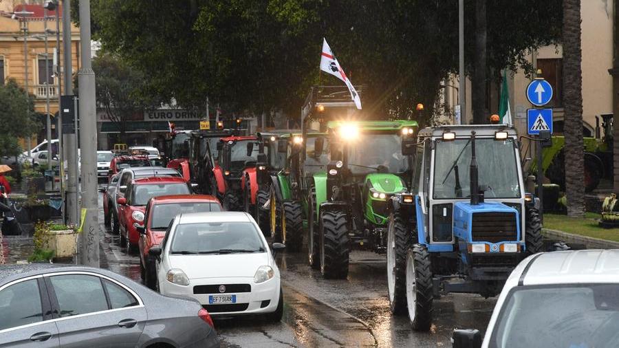 Trattori in piazza Roma ieri mattina