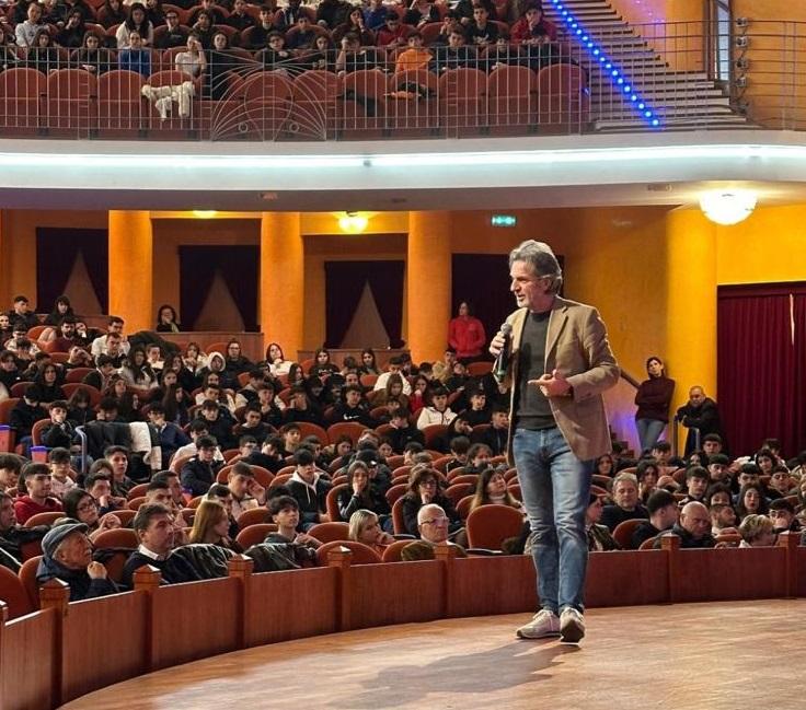 Gianpietro Ghidini a Sassari: «Ema e la droga che l’ha ucciso, parlo ai ragazzi con lui nel cuore»