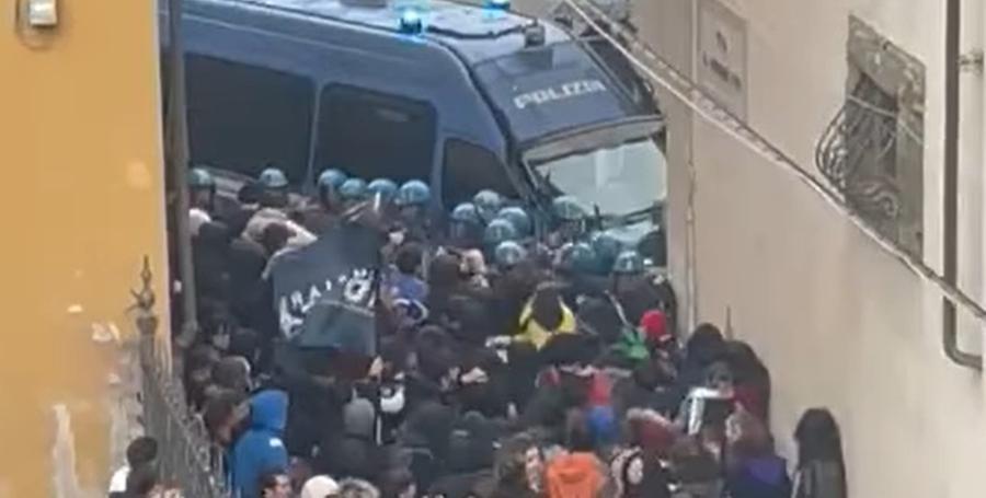 
	Le cariche della polizia a Pisa con le manganellate

