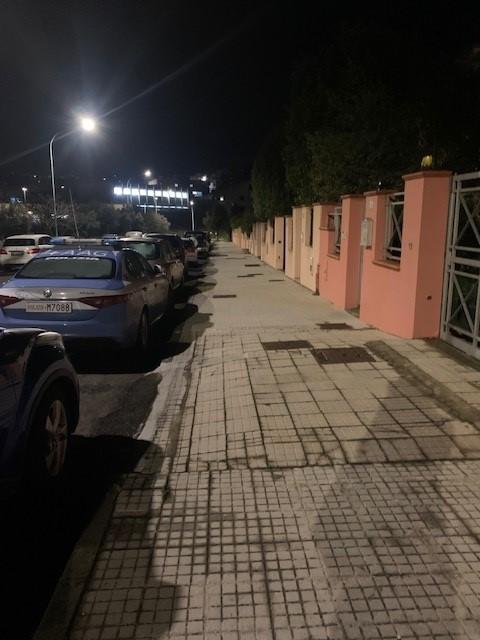 
	L'auto della polizia davanti alla villetta di via Siena

