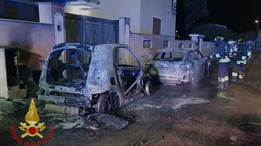 Nuovo attentato incendiario a Olbia, distrutte due auto in via Boito