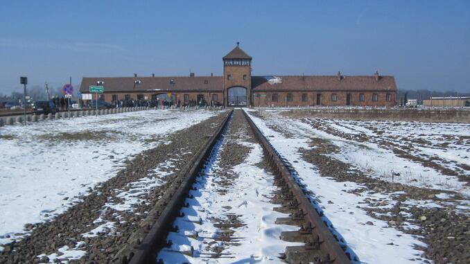 Studente mette in tasca un reperto di Birkenau: interviene la polizia