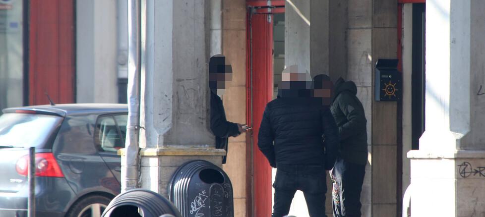 Gli spruzzano spray urticante per cercare di rubargli la bici