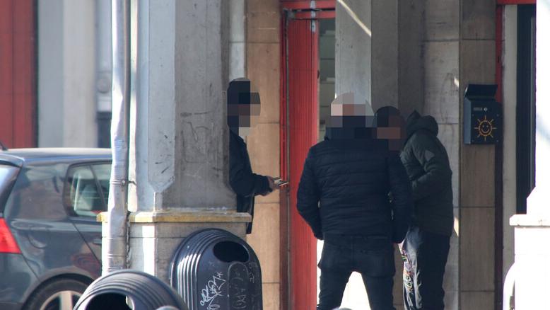 Gli spruzzano spray urticante per cercare di rubargli la bici