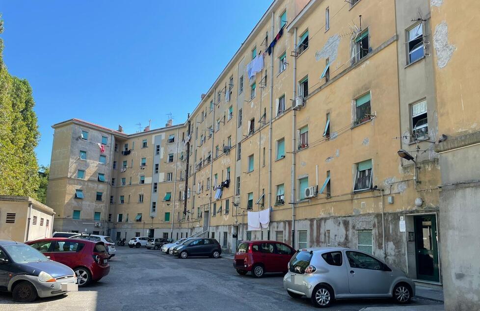 Uno dei blocchi popolari che alla Guglia avrebbero dovuto essere ristrutturati con il superbonus
