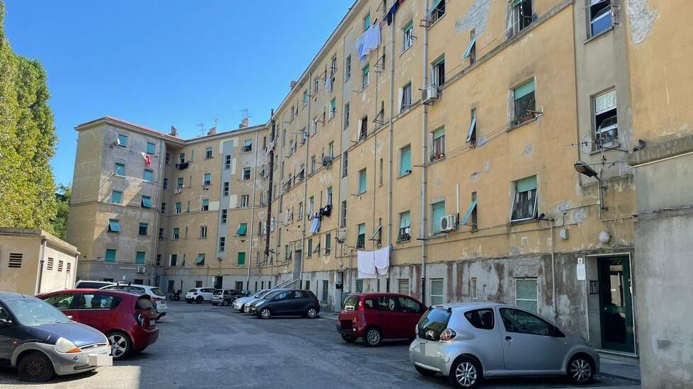 Uno dei blocchi popolari che alla Guglia avrebbero dovuto essere ristrutturati con il superbonus