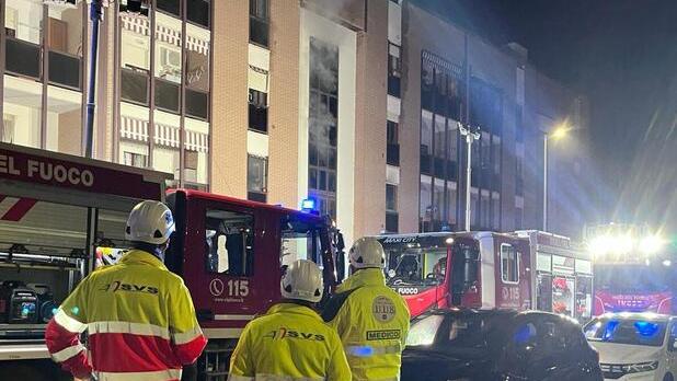 I volontari della Svs con il medico del 118 insieme ai vigili del fuoco fuori dallo stabile in fiamme in viale Città del Vaticano