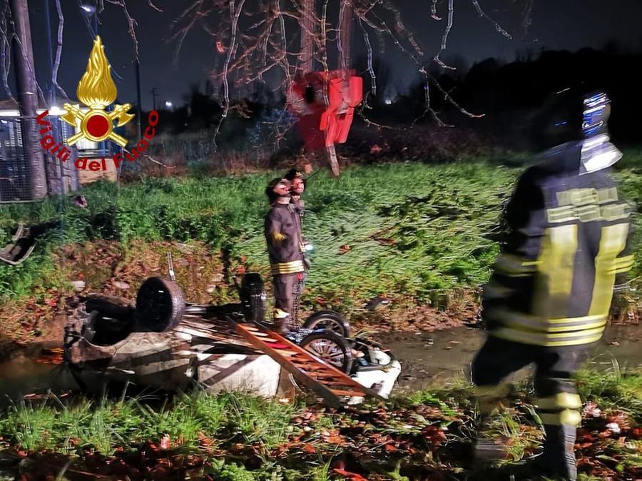 Pisa, auto si ribalta e finisce in un canale: gravi due donne