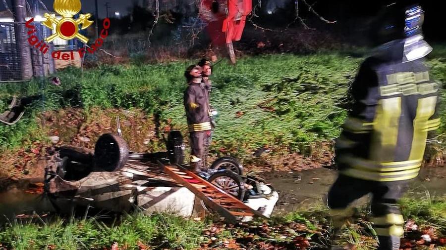 Pisa, auto si ribalta e finisce in un canale: gravi due donne