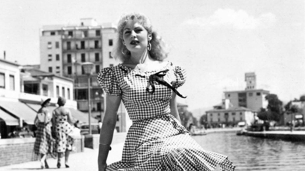 Maria Grazia Billi immortalata sul Molo di Viareggio