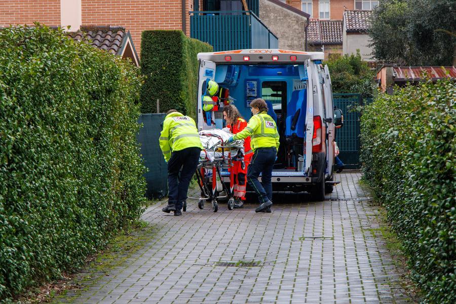 Ferrara, cade dalla scala mentre fa riparazioni in casa