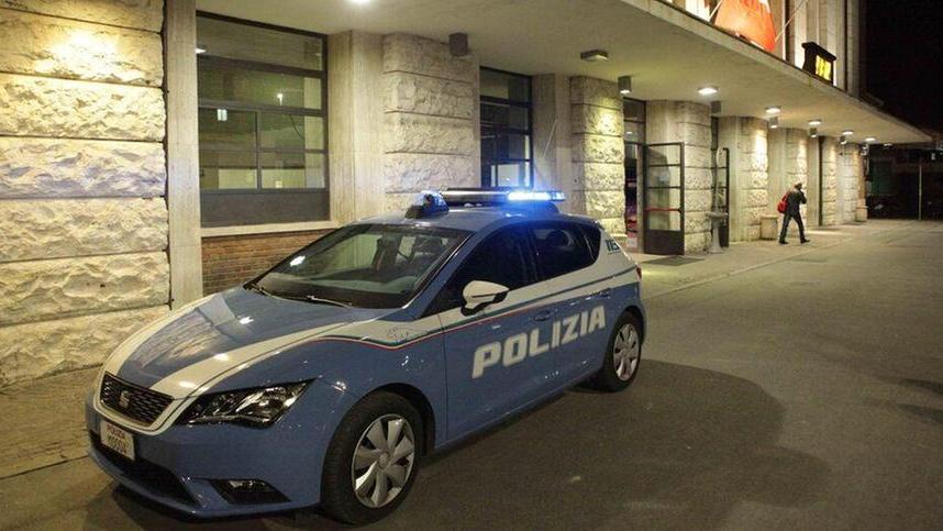 Cercano un posto dove dormire: senzatetto  picchiato da un altro nella sala d’attesa della stazione