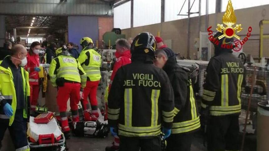 Bidone di colla esplode in fabbrica Cinque operai feriti, uno è grave