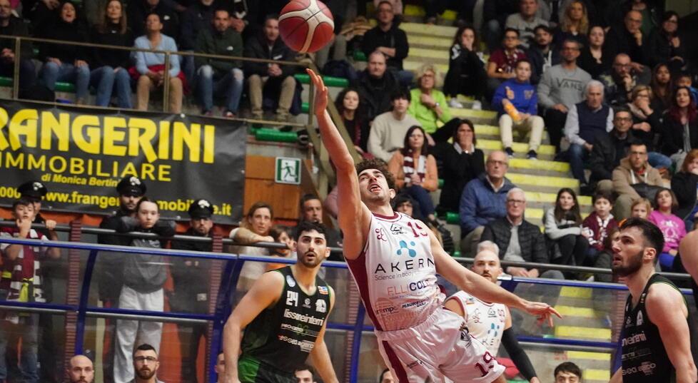 Allinei a canestro qui contro Brianza (foto Silvi)