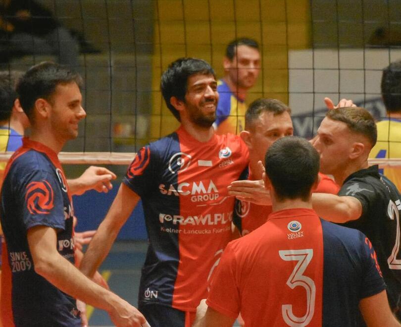 Nella i ragazzi della Sacma festeggiano dopo una vittoria (foto Marco Vedovi)