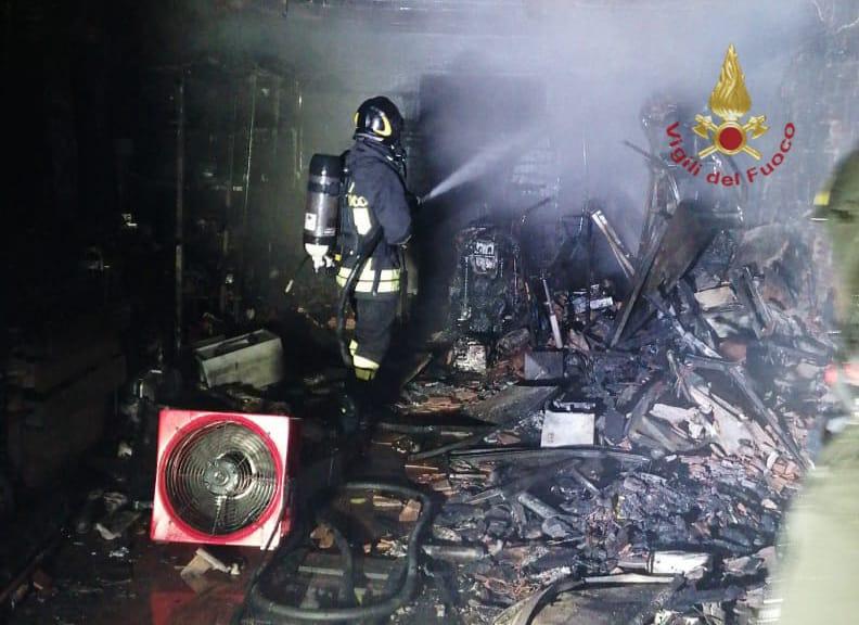 Scarlino Scalo: incendio in garage, uomo ustionato