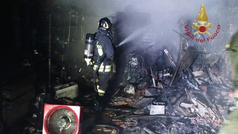 Scarlino Scalo: incendio in garage, uomo ustionato