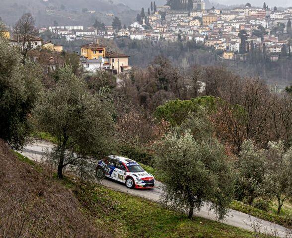 Una macchina da rally mentre affronta una curva nella tenuta de Il Ciocco durante l’ultima edizione