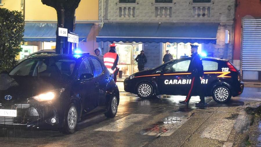I carabinieri sul luogo del femminicidio di Fornaci di Barga
