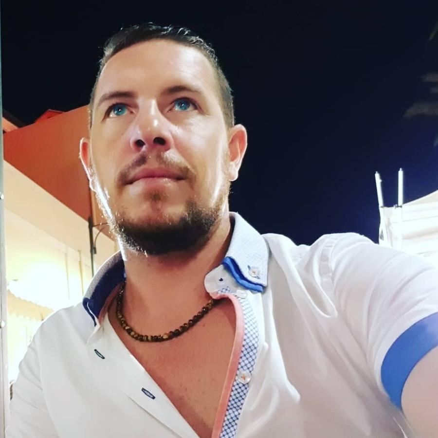 Olbia, l’allenatore Emanuele Cossu morto in campo a 38 anni: città sconvolta