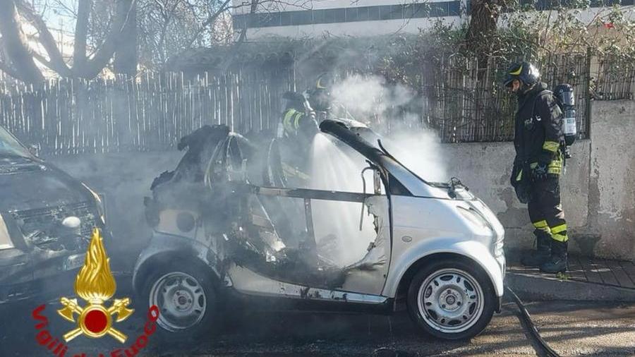 Olbia, ancora un’auto a fuoco in città: è la terza in poche ore
