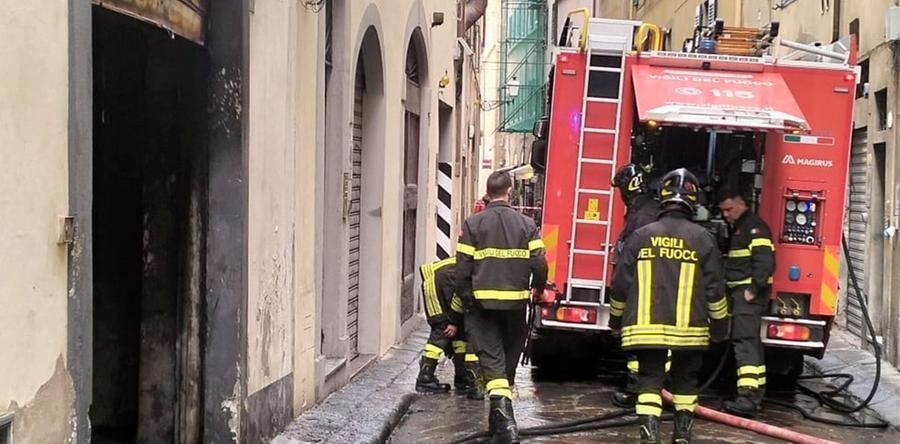 Fiamme in un garage di via della Vigna Vecchia: distrutto un veicolo elettrico