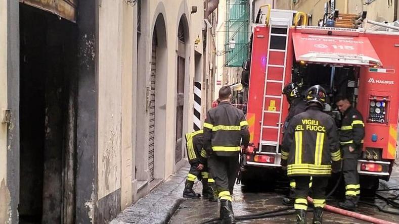 Fiamme in un garage di via della Vigna Vecchia: distrutto un veicolo elettrico