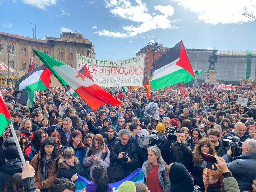 
	La folla in piazza (foto Fabio Muzzi)

