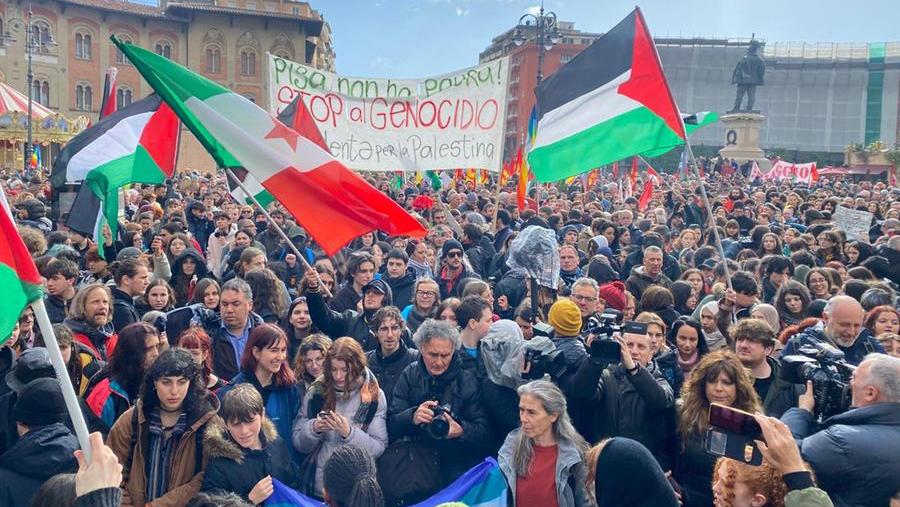 La folla in piazza (foto Fabio Muzzi)