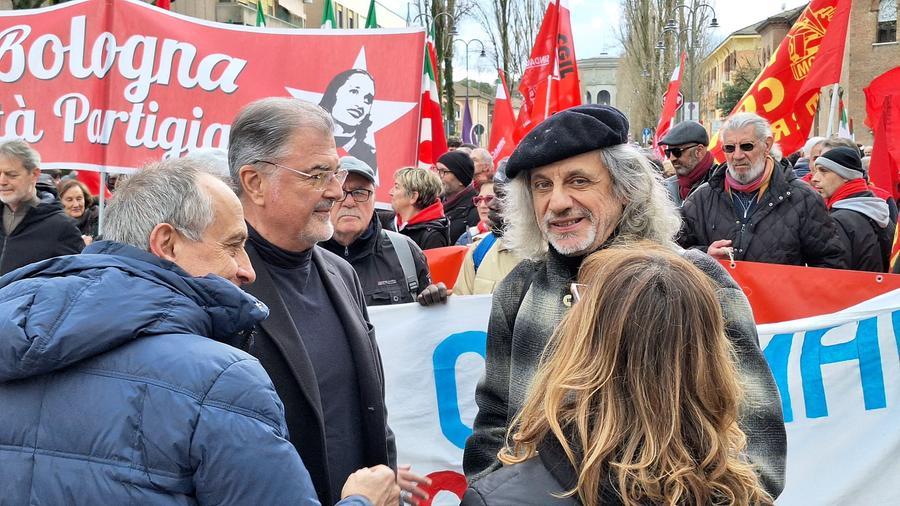 Ferrara, in centinaia sfilano contro il Cpr (Video)